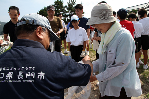 さわやか海岸には市内小中学生や地域住民約２５０人が参加