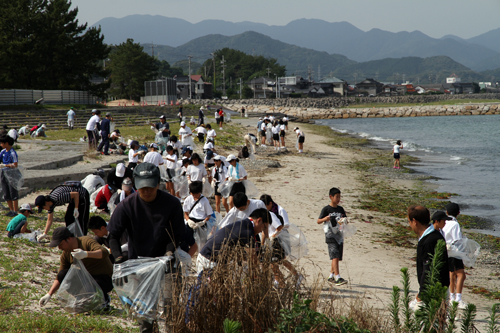 砂浜に打ち上げられたプラスチックや漁具など力を合わせて回収しました