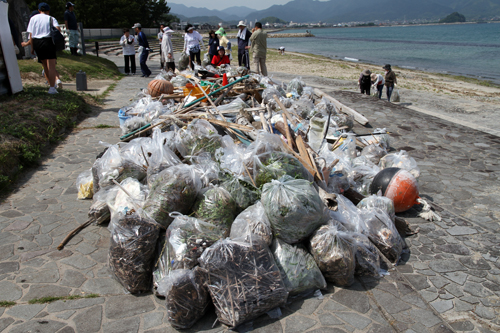 海岸清掃は平成１８年度から毎年実施されています