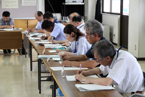 標識の設置や、路面標示をするなど様々な対策案が出された