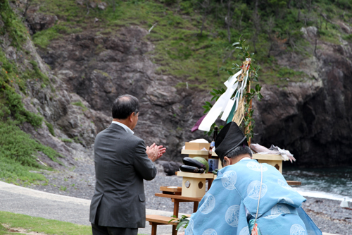 関係者らが玉ぐしを奉納