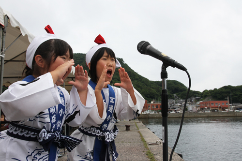 「くじらがきたぞー」と大きな声で知らせる児童