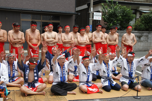 伝統の通くじら唄の披露