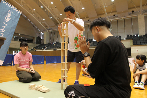 かまぼこ板を制限時間内に高く積めるか競う「かまぼこ板ワー」