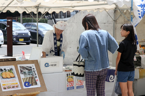 かまぼこの実演販売も行われた