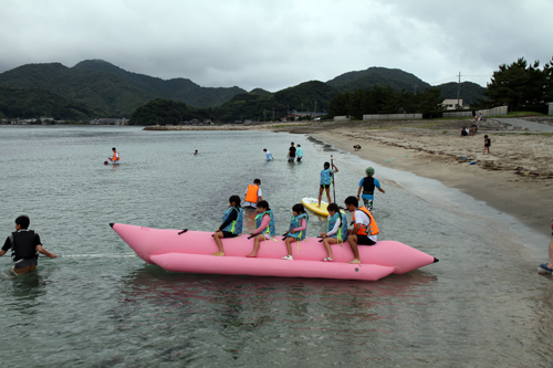 同海岸でSUP体験やバナナボート体験なども行われた