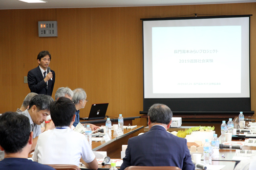 8月に実施される道路社会実験の方針を説明する伊藤さん