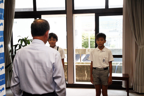 大西市長は「暑い中での大会となりますが、大会では臆することなく、ベストのプレイをしてきてください。」と激励