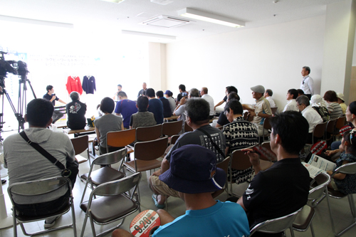 トークショーには約１００人の市民が集まりました