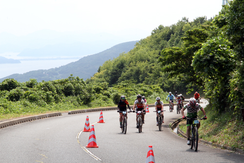 急傾斜の激坂や砂埃が立ち上ぼる悪路が、参加者を待ち受けました