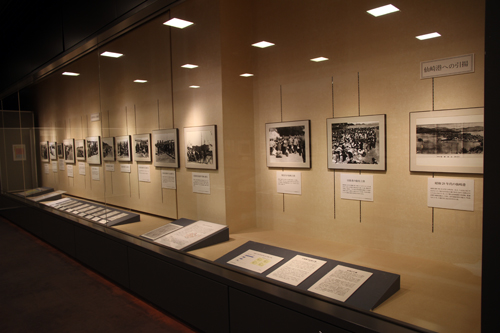 写真パネルや当時の新聞記事、解説パネルの約５０点を展示