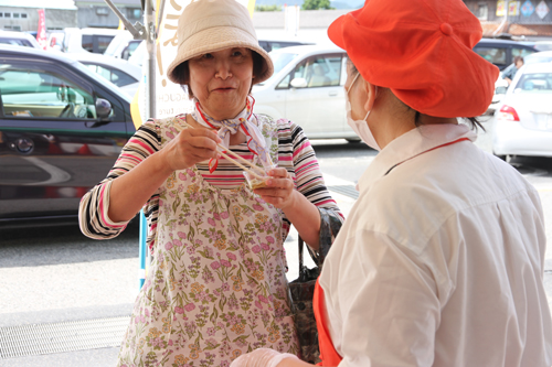 「ネバネバして美味しい」と試食をした来場者