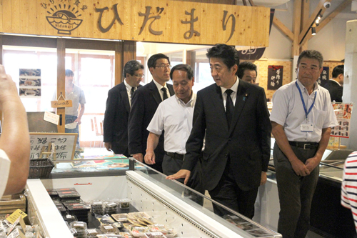新鮮な魚介類や練り製品、ジビエ肉などの売り場を見学