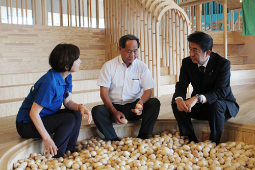 長門おもちゃ美術館では、木のたまごプールに足を入れ、リラックス