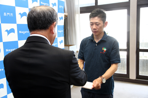 大西市長から激励費とポロシャツが手渡されました