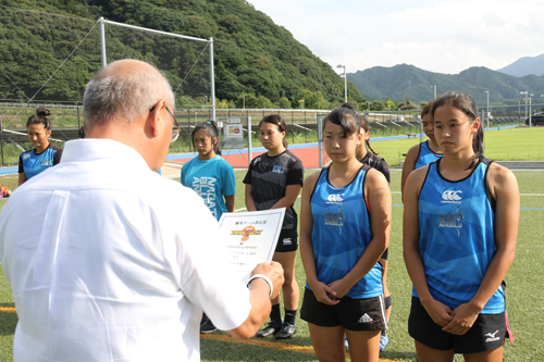 ながとブルーエンジェルスの辰巳選手らに優秀選手指定証が手渡された