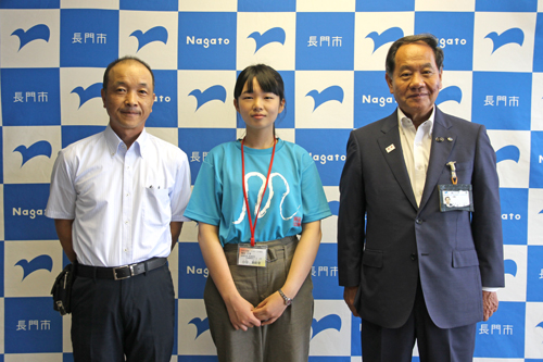 地域づくりインターン事業で長門市俵山を訪れている小守さん（写真中央）
