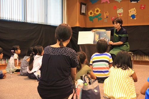 いつもよりはちょっと怖い内容の絵本の読み聞かせ