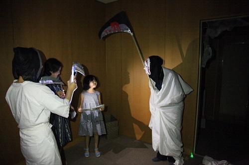 図書館職員が扮したお化け屋敷では悲鳴が鳴り響く