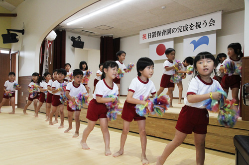 木の香りに包まれた新園舎でお遊戯を披露