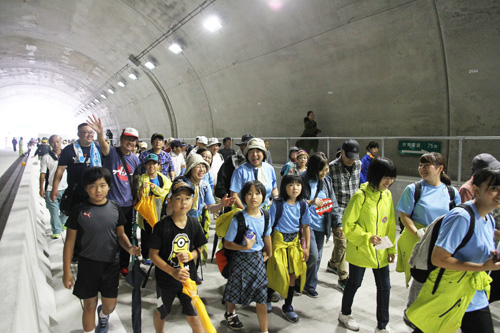 約1,000人がウォークに参加
