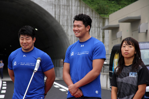 パナソニックワイルドナイツの島根一磨選手、福井翔大選手、ながとブルーエンジェルスの藤埜瑳紀選手が出席