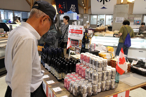 訪れた観光客は興味深そうに見ていました