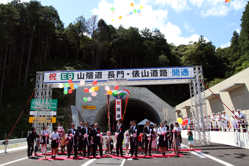 国会議員や地元の児童らがテープカットを行いくす玉をわり、園児が風船を青空に飛ばす
