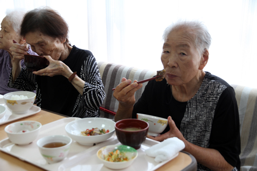 会食では「鯨の香味炒め」「里しんじょの中華風」で鯨肉が使用