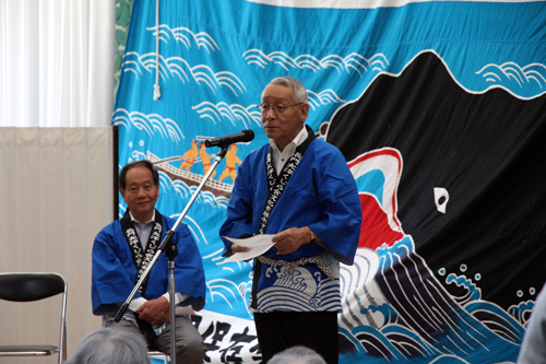上田会長は「この鯨肉を食べて１５０歳を目指して頑張ってください。」とあいさつ