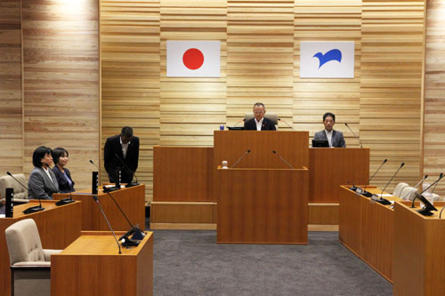 新しい議場に一礼して入る市議会議員
