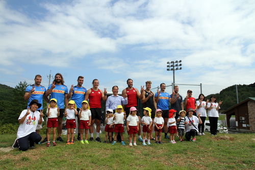 俵山幼児園とカナダ代表選手が一緒に写真撮影
