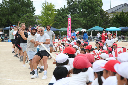 仙崎小学校の運動会にサプライズ登場し、児童と綱引きで交流