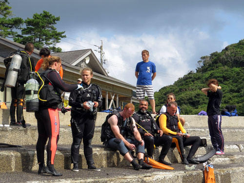 青海島の海でスキューバダイビング