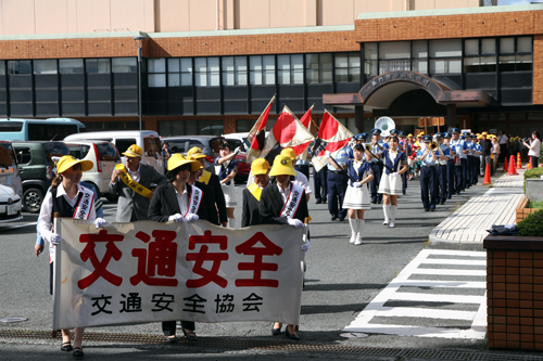 交通安全パレードが中央公民館から山口県漁協湊支店まで行われました