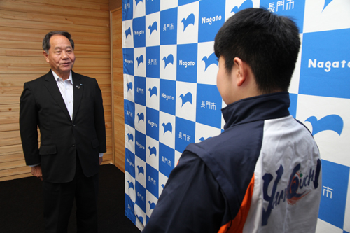 原田さん「は仲間と一緒にボールをつないで、優勝を目指して頑張りたい」と抱負を述べました