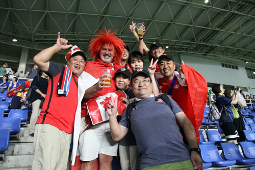 試合終了後、カナダチームファンとともに記念撮影