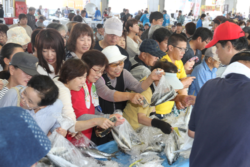 新鮮な魚介類を買い求める来場者