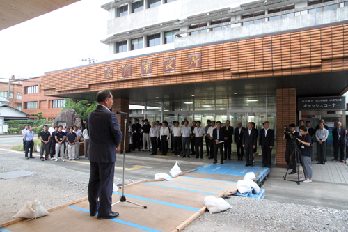 市職員や市議会議員らが出席して閉庁式が開催された