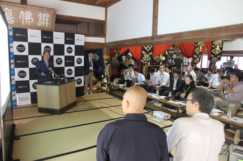 詰めかけた報道陣の前で長門湯本温泉観光まちづくりの進捗状況を説明する大西市長