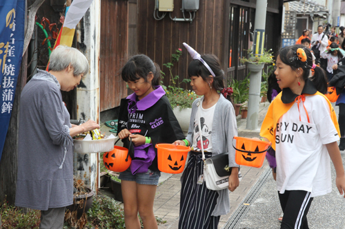 地域住民もお菓子を用意