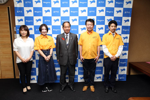 4人の出場者を激励