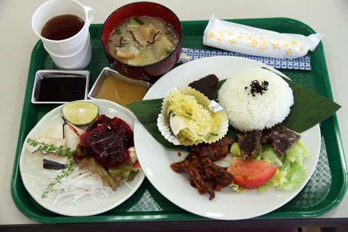 鯨肉のさしみ、竜田揚げ、オーロラソースあえ、酢物、鯨汁とさまざまな料理が考案