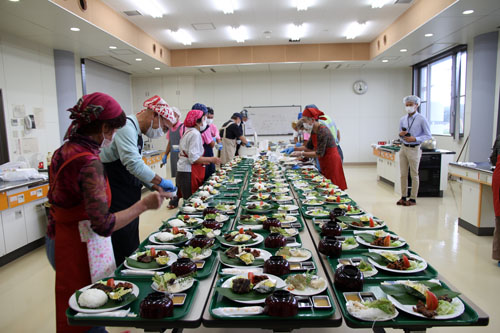 男子厨房に入る会や湯谷助成料理グループなど約50人で９時３０分から調理を開始