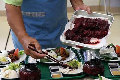 およそ15キログラムの鯨肉が提供されました