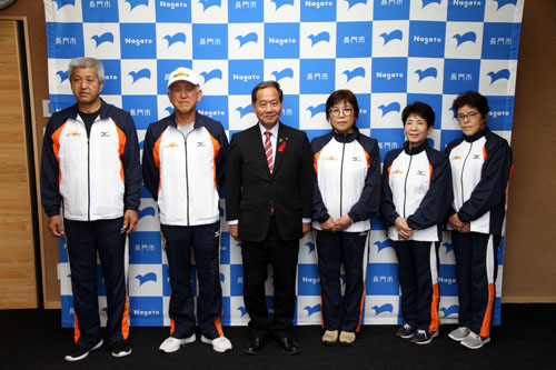 5人の出場者を激励