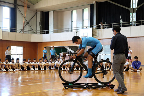 選手8人と監督1人の計9人が深川中学校で自転車体験交流会を開催