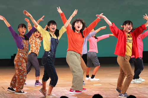 オープニングを飾った油谷こどもミュージカルのはつらつとした演技