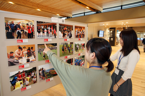 キャンプ滞在中の写真45点を展示