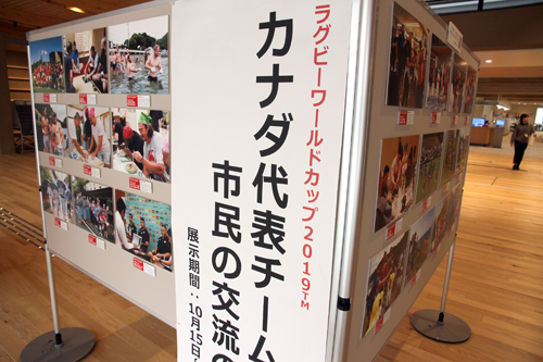 市役所ロビーに展示